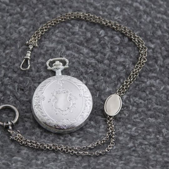 Lommeur med klokkelenke i oksydert sølv.